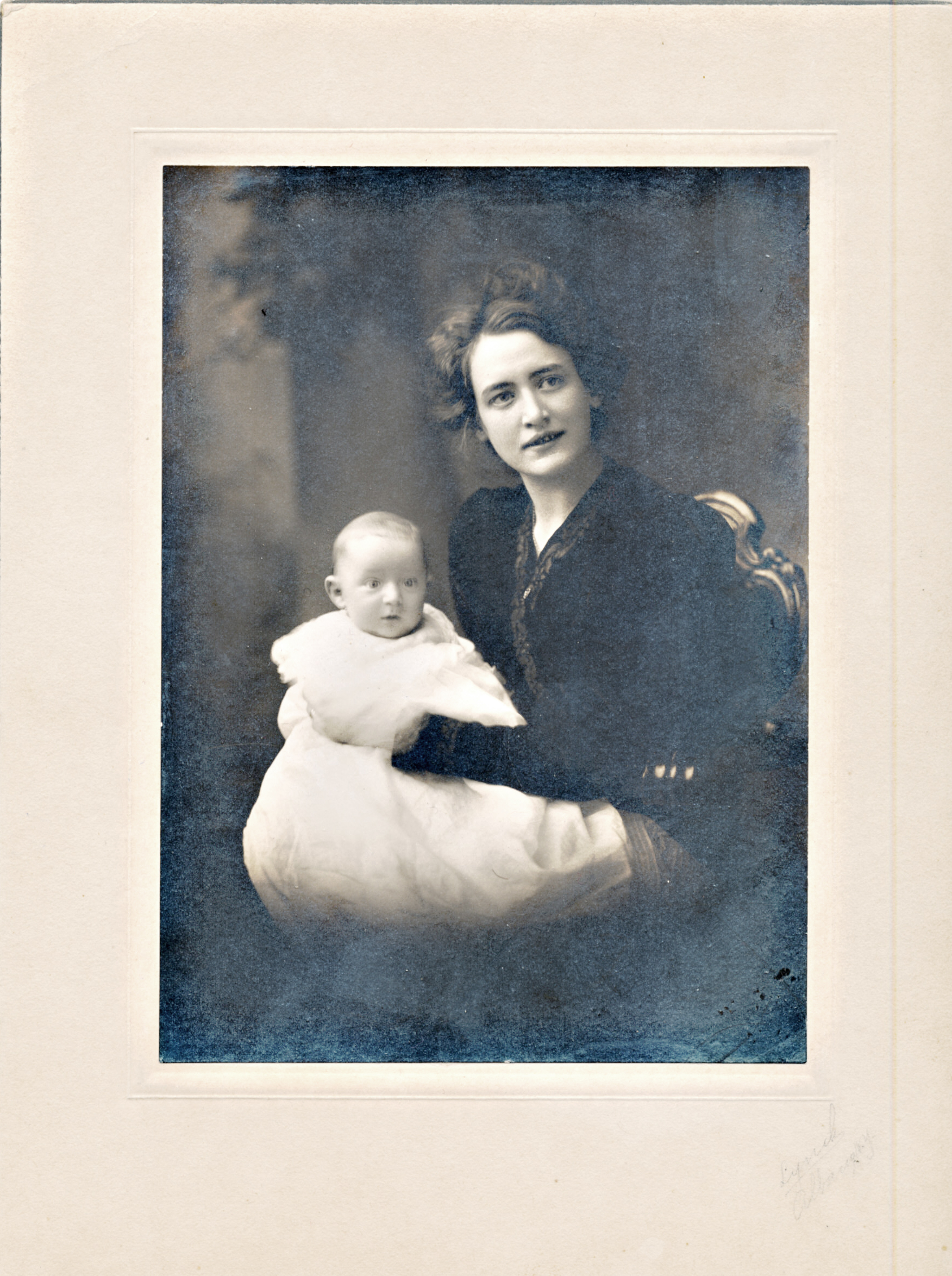 Victoria Heikel (1883-1919) med sin förstfödde I Albany NY state, USA