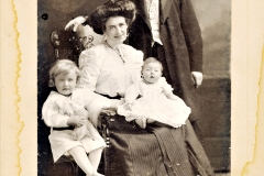 Victoria & Gunnar Heikel med barnen Armas f 1906 och Inga f 1908
