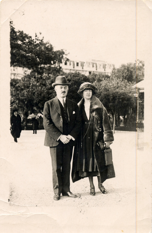 Rudolf Bothén med hustru Filippa, f Gullstrand, Victoria Heikels lillasyster. Vykort taget efter kriget.