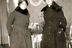Lolo Neumann, hushållerska hos landshövdingen i Vasa Theodor Heikel med Victoria Heikel år 1918