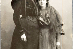 Victoria  (1883-1919) och lillasyster Filippa Gullstrand