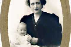 Victoria Heikel med sonen Armas i början av år 1907 i Albany NY State USA
