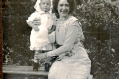 Victoria Heikel (f 1883) med sin dotter Gunnel (f 1911) i Hökinge 1913 el 1914