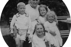 Annastina Gullstrand med barnbarn