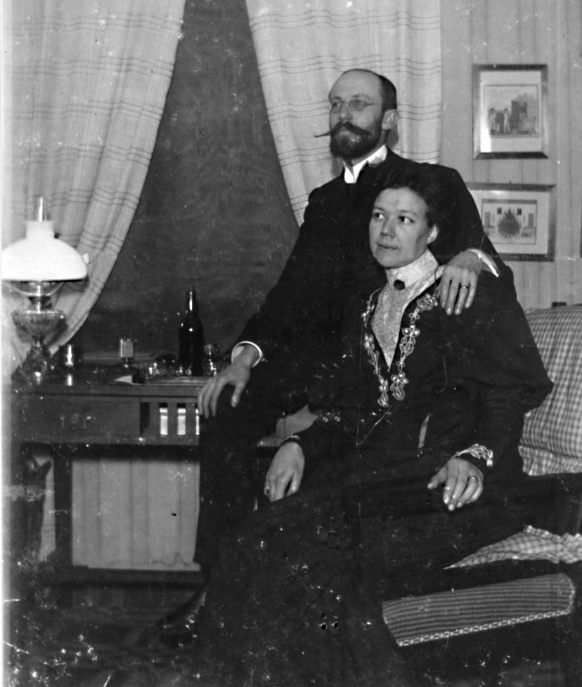 Förlovningsfotografi? Åke Wikander och Gerda Holmberg trol 1903 i Fjällbacka eller i Göteborg
