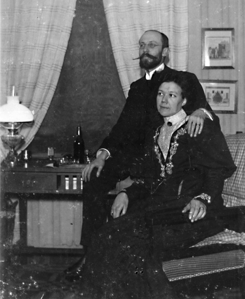Förlovningsfotografi? Åke Wikander och Gerda Holmberg trol 1903 i Fjällbacka eller i Göteborg