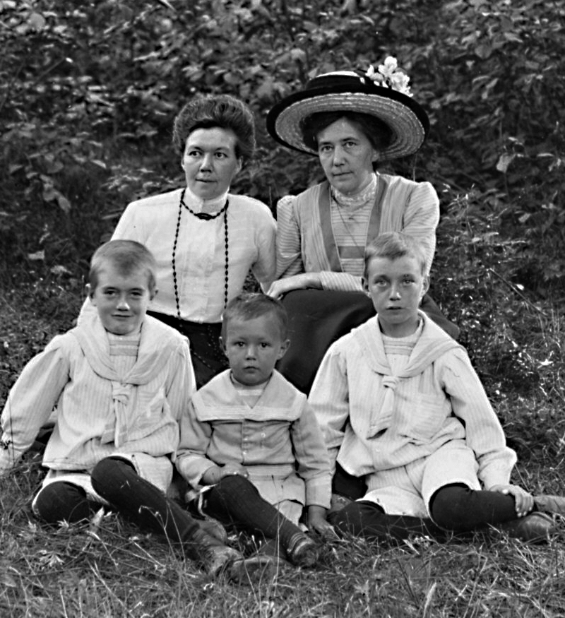 Gerda Wikander (utan hatt) och hennes syster Annie Zachau.