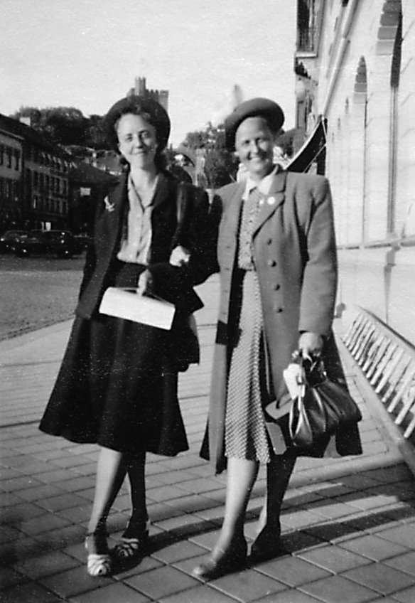 Ulla Marianne Wikander med väninna