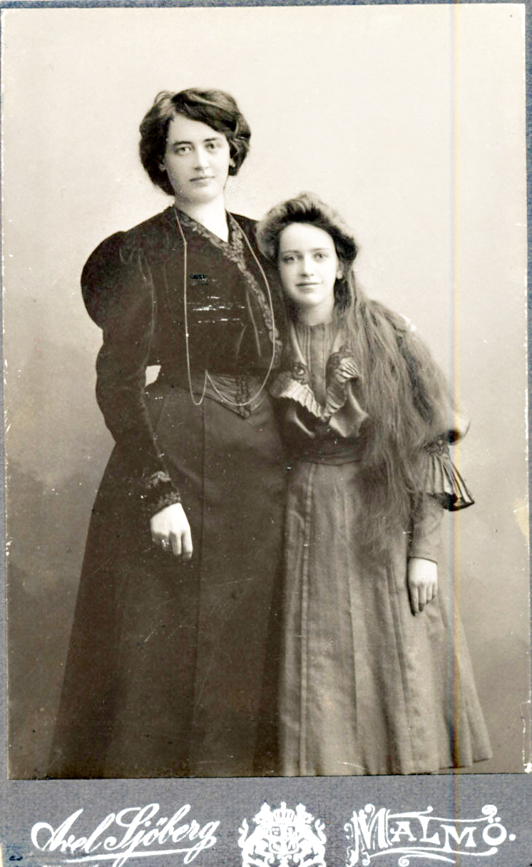 Victoria  (1883-1919) och lillasyster Filippa Gullstrand