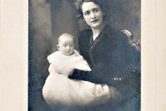 Victoria Heikel (1883-1919) med sin förstfödde I Albany NY state, USA
