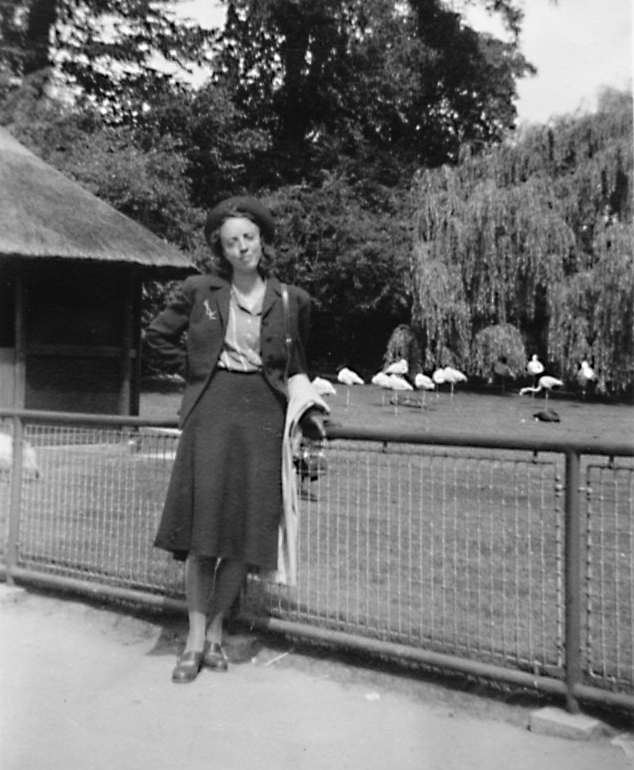 Ulla Marianne  Wikander i Lunds stadspark cia 1942
