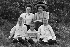 Gerda Wikander (utan hatt) och hennes syster Annie Zachau.